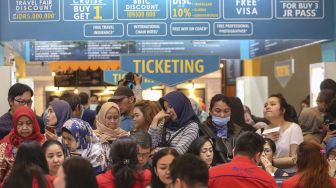 Pengunjung memadati Garuda Indonesia Travel Fair 2018 di Jakarta Convention Center, Senayan, Jakarta, Jumat (6/4).