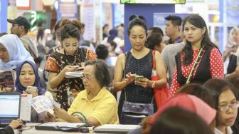 Pengunjung memadati Garuda Indonesia Travel Fair 2018 di Jakarta Convention Center, Senayan, Jakarta, Jumat (6/4).