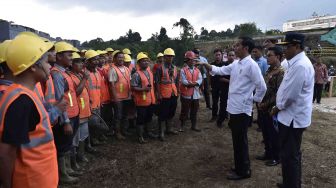 Jokowi Tinjau Pekerja Padat Karya