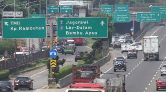 Kendaraan roda empat melintas di Jalan Tol Lingkar Luar Jakarta, Sabtu (7/4). 