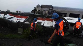 Petugas mengevakuasi gerbong KA Sancaka yang kecelakaan di Ngawi, Jawa Timur, Sabtu (7/4).