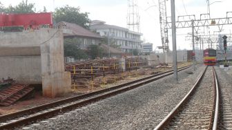 Proyek pembangunan kontruksi jalur rel dwi ganda atau 'double-doubel track (DDT)' di kawasan Stasiun Manggarai, Jakarta, Sabtu(7/4).