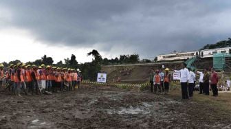 Presiden Joko Widodo (ketiga kanan) didampingi Menteri Perhubungan Budi Karya Sumadi (kanan) dan Kepala Staf Presiden Moeldoko (kedua kanan) berbincang dengan pekerja padat karya di Cicurug, Sukabumi, Jawa Barat, Sabtu (7/4). 