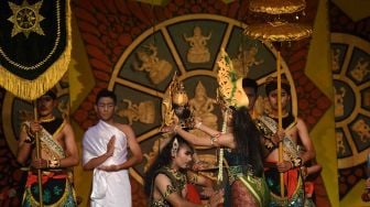 Penari mementaskan drama tari 'Penobatan Hayam Wuruk' pada pegelaran Gumelaring Budaya Bumi Majapahit Mojokerto di Taman Budaya Jawa Timur, Jumat (6/4).