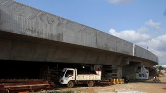 Proyek pembangunan kontruksi jalur rel dwi ganda atau 'double-doubel track (DDT)' di kawasan Stasiun Manggarai, Jakarta, Sabtu(7/4).