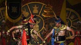 Penari mementaskan drama tari 'Penobatan Hayam Wuruk' pada pegelaran Gumelaring Budaya Bumi Majapahit Mojokerto di Taman Budaya Jawa Timur, Jumat (6/4).