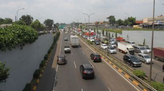 Kendaraan roda empat melintas di Jalan Tol Lingkar Luar Jakarta, Sabtu (7/4). 