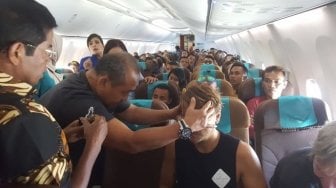 Viral, Mensos Bantu Wisman Sakit di Kabin Garuda Indonesia