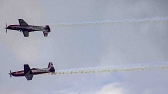 Tim Aerobatik Jupiter TNI Angkatan Udara melakukan atraksi saat perayaan HUT ke-72 TNI AU di Lanud Halim Perdanakusuma, Jakarta, Senin (9/4). 