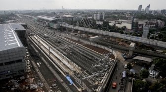 Proyek pembangunan depo Mass Rapid Transit (MRT) di Lebak Bulus, Jakarta, Senin (9/4/).