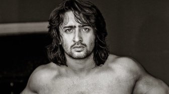 Shaheer Sheikh Ternyata Suka Narsis di Kendaraan Mahal, Ini 5 Buktinya