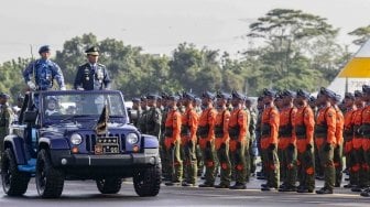 Kepala Staf Angkatan Udara (KSAU) Marsekal TNI Yuyu Sutisna (kedua kiri) meninjau pasukan saat upacara perayaan HUT ke-72 TNI AU di Lanud Halim Perdanakusuma, Jakarta, Senin (9/4).