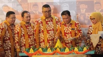 Ketua Bawaslu Abhan (kedua kanan) bersama anggota Bawaslu Mochammad Afifuddin (kiri), Fritz Edward Siregar (kedua kiri) dan Ratna Dewi Pettalolo (kanan) memotong tumpeng saat perayaan 1 Dasawarsa Bawaslu di kantor Bawaslu, Jakarta, Senin (9/4). 