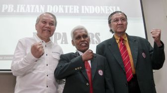 Ketua Pengurus Besar Ikatan Dokter Indonesia (PB IDI) Prof. Marsis bersama dengan Ketua Dewan Pakar PB IDI Prof. Razak Tahar dan Ketua Dewan Pertimbangan PB IDI Erol Hutagalung memberikan keterangan pers di Jakarta, Senin (9/4). 