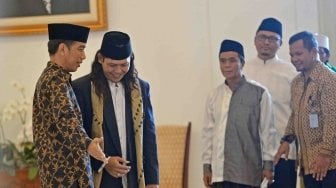 Presiden Joko Widodo (kiri) menyambut ulama sebelum melakukan pertemuan di Istana Bogor, Jawa Barat, Selasa (10/4).