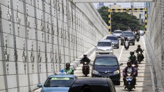 Sejumlah kendaraan melintasi underpas Matraman Jakarta, Selasa (10/4). 