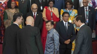 Wakil Presiden Jusuf Kalla (ketiga kanan) bersama Menteri Koordinator bidang Kemaritiman Luhut Binsar Pandjaitan (kanan) berbincang dengan para ketua delegasi negara-negara Afrika dalam pembukaan Forum Indonesia Afrika (IAF) 2018 di Nusa Dua, Bali, Selasa (10/4).