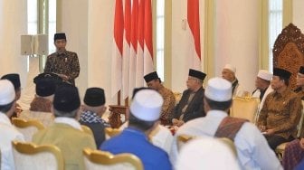 Presiden Joko Widodo menyampaikan sambutan ketika bertemu dengan ulama di Istana Bogor, Jawa Barat, Selasa (10/4).