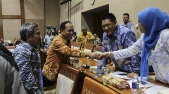 Menteri Riset Teknologi dan Pendidikan Tinggi Mohamad Nasir mengikuti Rapat Kerja dengan Komisi VII DPR RI di kompleks Parlemen, Senayan, Jakarta, Selasa (10/4). 