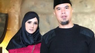 Akui Bangga, Mulan Jameela Tak Segan Cium Ahmad Dhani di Depan Puluhan Ribu Penonton saat Konser Dewa 19