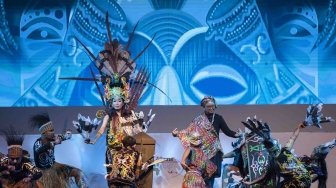 Menteri Luar Negeri Retno Marsudi (kanan) turut menjadi penari kolaborasi budaya Indonesia-Afrika dalam pembukaan Forum Indonesia Afrika (IAF) 2018 di Nusa Dua, Bali, Selasa (10/4). 