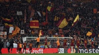 Para pemain AS Roma menyapa fans usai menyingkirkan Barcelona di perempat final Liga Champions [AFP]