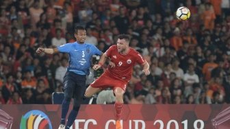 Pesepak bola Persija Jakarta Marko Simic (kanan) berebut bola dengan pesepak bola Johor Darul Ta'zim (JDT) Adam Nor Azlin dalam laga lanjutan Piala AFC di Stadion Utama Gelora Bung Karno, Senayan, Jakarta, Selasa (10/4). 