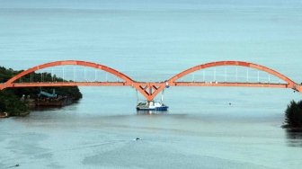 Proyek Pembangunan Jembatan Holtekamp, di Jayapura, Papua, Rabu (11/4).