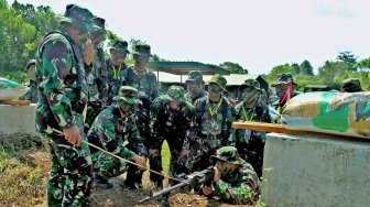 Pelatih memberikan penjelasan tentang penggunaan senjata SM-2 kaliber 7,62 mm buatan Pindad kepada sejumlah peserta apel Komandan Satuan (Dansat) Kodam IV/Diponegoro, dalam latihan tembak tempur di medan latihan tempur Meteseh Semarang, Jawa Tengah, Rabu (11/4). 