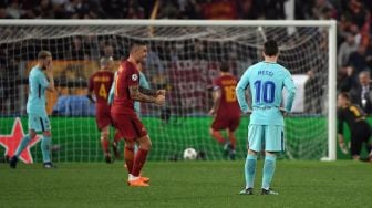 Lionel Messi terlihat kesal setelah pemain Roma menjebol gawang Barcelona yang dikawal Marc Andre Ter Stegen [AFP]