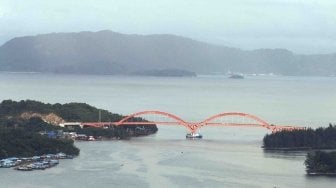 Proyek Pembangunan Jembatan Holtekamp, di Jayapura, Papua, Rabu (11/4).