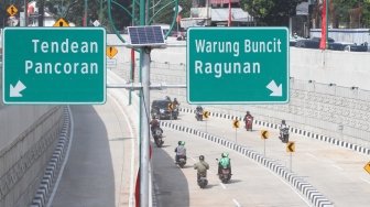 Sejumlah kendaraan melintas di Jalan Lintas Bawah Mampang-Kuningan saat diujicobakan, Jakarta, Rabu (11/4). 