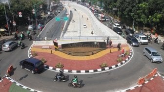 Sejumlah kendaraan melintas di Jalan Lintas Bawah Mampang-Kuningan saat diujicobakan, Jakarta, Rabu (11/4). 