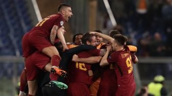 Pemain AS Roma bersorak kegirangan usai menjebol gawang Barcelona [AFP]