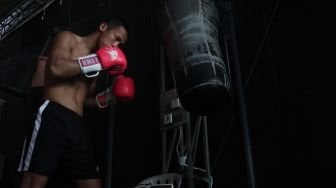 Petinju Daud Yordan saat berlatih di WSBC Boxing Club, Bintaro, Tangerang Selatan, Kamis (11/4). 