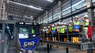 Gubernur Meninjau Kereta MRT