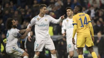 Cristiano Ronaldo berseteru dengan pemain Juventus Blaise Matuidi [AFP]