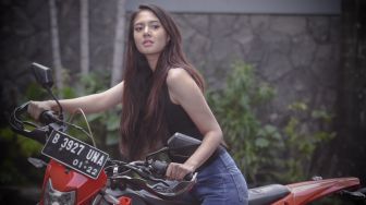 Yuk Intip Anggunnya Aurelie Moeremans Berpose dengan Motor Trail!