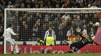 Cristiano Ronaldo menjebol gawang Juventus dari titik penalti [AFP]