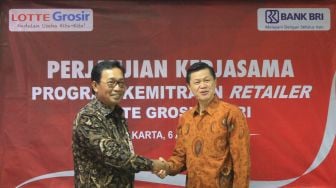 Direktur Hubungan Kelembagaan Bank BRI Sis Apik Wijayanto memberikan plakat penghargaan kepada Presiden Director Lotte Shopping Indonesia  Joseph V. Buntaran usai mendatangani perjanjian kerjasama Layanan dan  Jasa Perbankan, di Head Office Lotte Jakarta, Kamis (12/4).