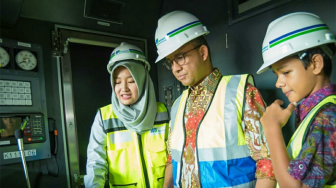 Intip Gaya Putra Anies Baswedan saat Ikut Tinjau Proyek Kereta MRT