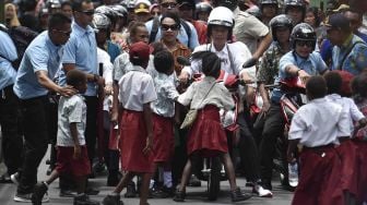 Jokowi Diadang Anak-anak Suku Asmat