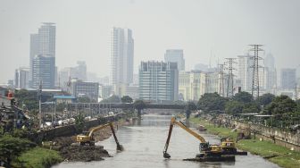 Antisipasi Pendangkalan Sungai Kanal Banjir Barat