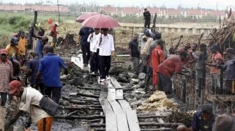 Jokowi Tinjau Program Padat Karya Tunai