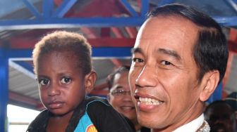 Kunjungi Asmat, Presiden Gendong Bocah 3 Tahun Bernama Jokowi
