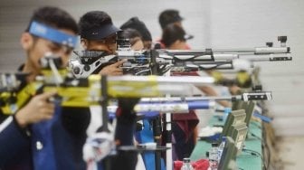 Sejumlah atlet pelatnas menembak berlatih di Lapangan Tembak, Senayan, Jakarta, Jumat (13/4).