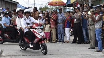 Presiden dan Skuter Listrik Curi Perhatian di Asmat