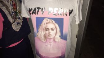 Wow, Merchandise Mahal Katy Perry Nyaris Ludes!