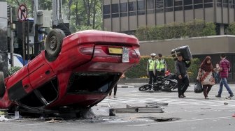 Suasana di Jalan MH Thamrin, tepatnya di depan gedung Sarinah, ketika digunakan untuk kegiatan syuting film berdasarkan peristiwa Bom Thamrin, di Jakarta, Sabtu (14/4/2018). [Suara.com/Kurniawan Mas'ud]