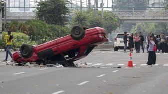 Suasana di Jalan MH Thamrin, tepatnya di depan gedung Sarinah, ketika digunakan untuk kegiatan syuting film berdasarkan peristiwa Bom Thamrin, di Jakarta, Sabtu (14/4/2018). [Suara.com/Kurniawan Mas'ud]